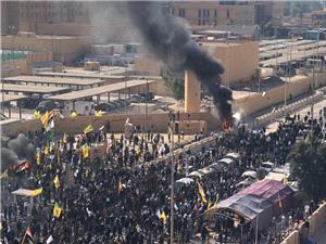 شلیک محافظان سفارت آمریکا به معترضان عراقی/ صدای تیراندازی از داخل سفارت شنیده می شود