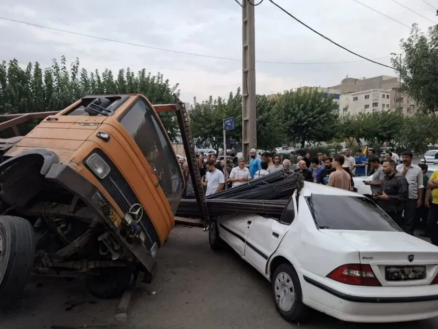 امدادرسانی آتش‌نشانان کرج به سه حادثه رانندگی؛ از حریق تریلی تا سقوط بار میلگرد روی دو خودرو