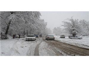 بارش برف درمحورهاي اصلي استان ادامه دارد