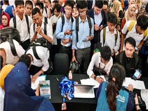 Rising temp jobs, jobless youth strain Indonesia’s job market