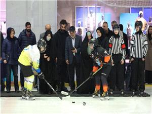 آغاز دیدار لیگ هاکی روی یخ بانوان به دست مادر و همسر شهید