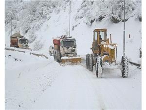 370 کيلومتر از راه هاي اصلي مازندران درگير برف شده است