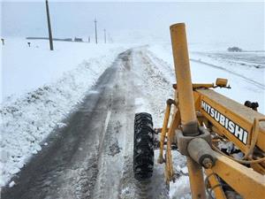 بازگشايي 50 راه روستايي در نهاوند با اجراي 450 کيلومتر باند برفروبي / تداوم کولاک در محور نهاوند–نورآباد