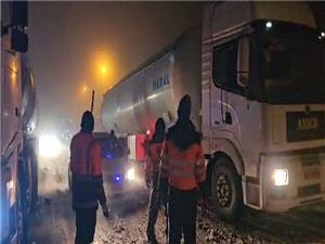 راهداران شمال استان به ياري جنوب کرمان شتافتند /خودروهاي گرفتار در محدوده تونل اسفند جيرفت رهاسازي شد