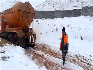 5234 کيلومتر برف روبي توسط فاتحان گردنه هاي برفي در 5 روز/ سقف ايمن 23 پايگاه راهداري براي بيش از 900 هموطن در راه مانده