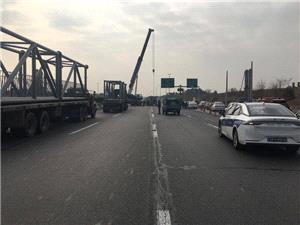 نصب عرشه مياني پل عابر پياده بزرگراه آيتالله مهدي کني