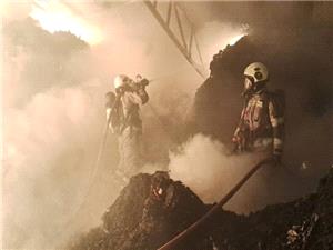 آتشسوزی گسترده انبار لباس در جاده ورامین مهار شد