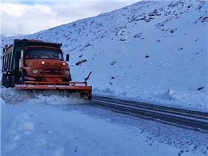 استمرار فعالیت سامانه بارشی در بخشهایی از کشور/ استقرار راهداران در محورهای برفگیر