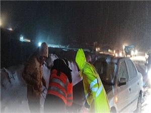 امدادرساني به 780 خودرو گرفتار در برف در محورهاي مواصلاتي آذربايجانغربي