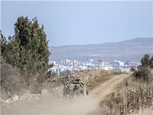 بالصور.. الجیش الإسرائیلی یداهم أحد المنازل ویفتش الأهالی فی القنیطره جنوب سوریا