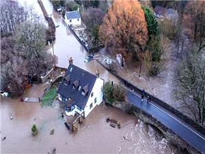 طوفان چاندرا بخشیهایی از ایرلند و انگلیس را فلج کرد