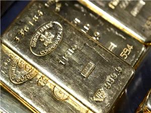 Gold surges past $5,500 amid Iran tensions, weakening US dollar