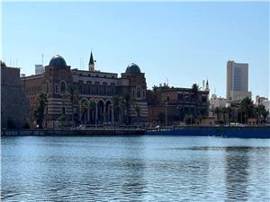 انهیار الدینار اللیبی... کیف حول الانقسام السیاسی الثروه النفطیه إلى أزمه معیشیه؟