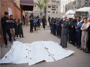 24 قتیلا فی یوم دام وأشلاء وأطفال ووداعات.. غزه تبکی أبناءها وتخشى عوده الجحیم