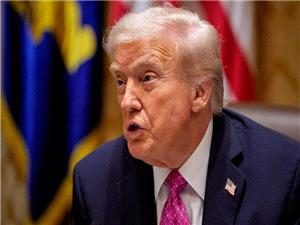 ترامب: أکن لبیل کلینتون مشاعر طیبه