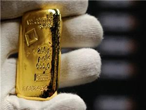 الذهب یتراجع والفضه تهوی وسط موجه بیع واسعه