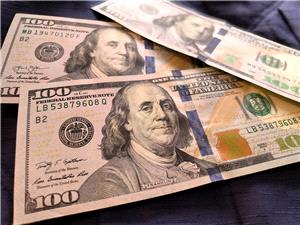 الأسواق تترقب إشارات البنوک المرکزیه وسط تحسن أداء الدولار