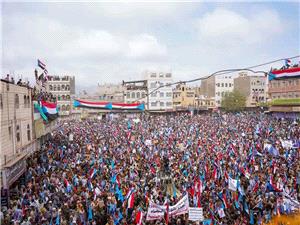 الیمن.. آلاف الجنوبیین یتظاهرون رفضا لعوده رشاد العلیمی إلى عدن (فیدیو +صور)