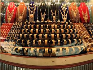 In Pakistan, gold price rollercoaster pushes buyers to silver