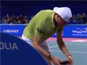 بالفیدیو: هاتف محمول ینهی آمال لاعب تنس