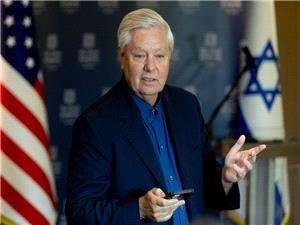 رد قائد الجیش اللبنانی بشأن "حزب الله" یدفع سیناتورا أمریکیا إلى إنهاء اللقاء معه فورا