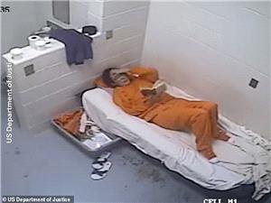 لقطات سریه تکشف حیاه غیسلین ماکسویل داخل الزنزانه (فیدیو)