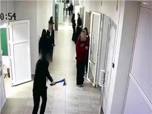 عنف المدرسه.. تلمیذ کازاخستانی یضرب زمیلیه بفأس وآخر أذربیجانی یطلق النار على أستاذه (فیدیو)