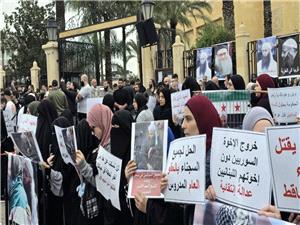 وقفه احتجاجیه لأنصار أحمد الأسیر فی صیدا للمطالبه بإطلاق سراح الموقوفین اللبنانیین أسوه بالسوریین