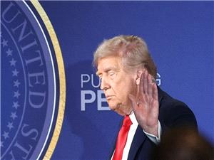 ترامب یوقع أمرا بفرض رسوم جمرکیه على أی دوله تتعامل تجاریا مع إیران