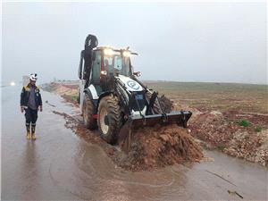سوریا.. الدفاع المدنی ینتشل جثتی طفلین جرفتهما السیول فی منطقه عین عیسى بریف اللاذقیه الشمالی