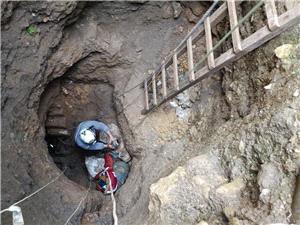 یبحثون عن الآثار.. محاولات لإنقاذ 4 أشخاص عالقین فی حفره عمیقه بمحافظه اللاذقیه شمال غرب سوریا (صور)