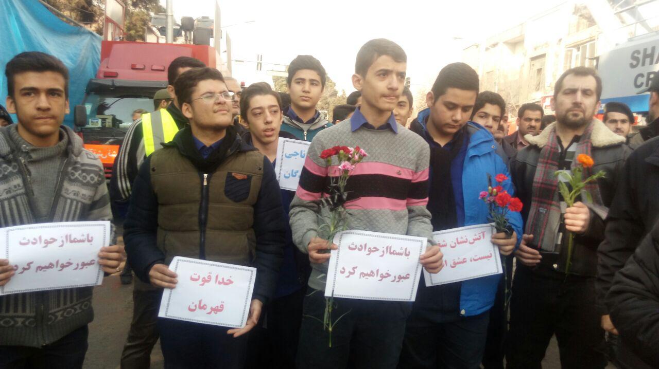 اهداي شاخه گل به آتش نشانان  توسط دانش آموزان هنرستان شهيد بهشتي منطقه 12