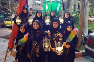 خادمان کوچکي که يک هيئت را مي‌چرخانند+ عکس            