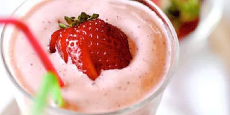 طرز تهیه میلک شیک توت فرنگی