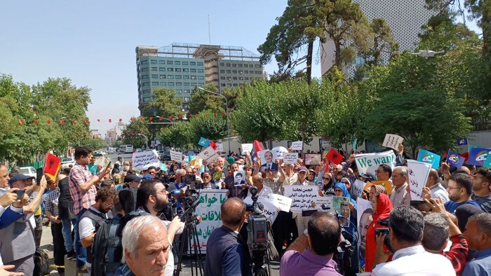 تجمع خانواده‌های اعضای دربند گروهک منافقین برای تشکر از عملکرد اخیر دولت آلبانی