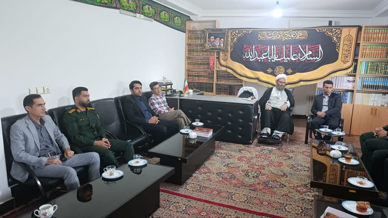 بزرگداشت سالروز اقامه نخستين نماز جمعه؛ ديدار بخشدار و مديران دستگاه‌هاي اجرايي لاله‌آباد با امام جمعه بخش