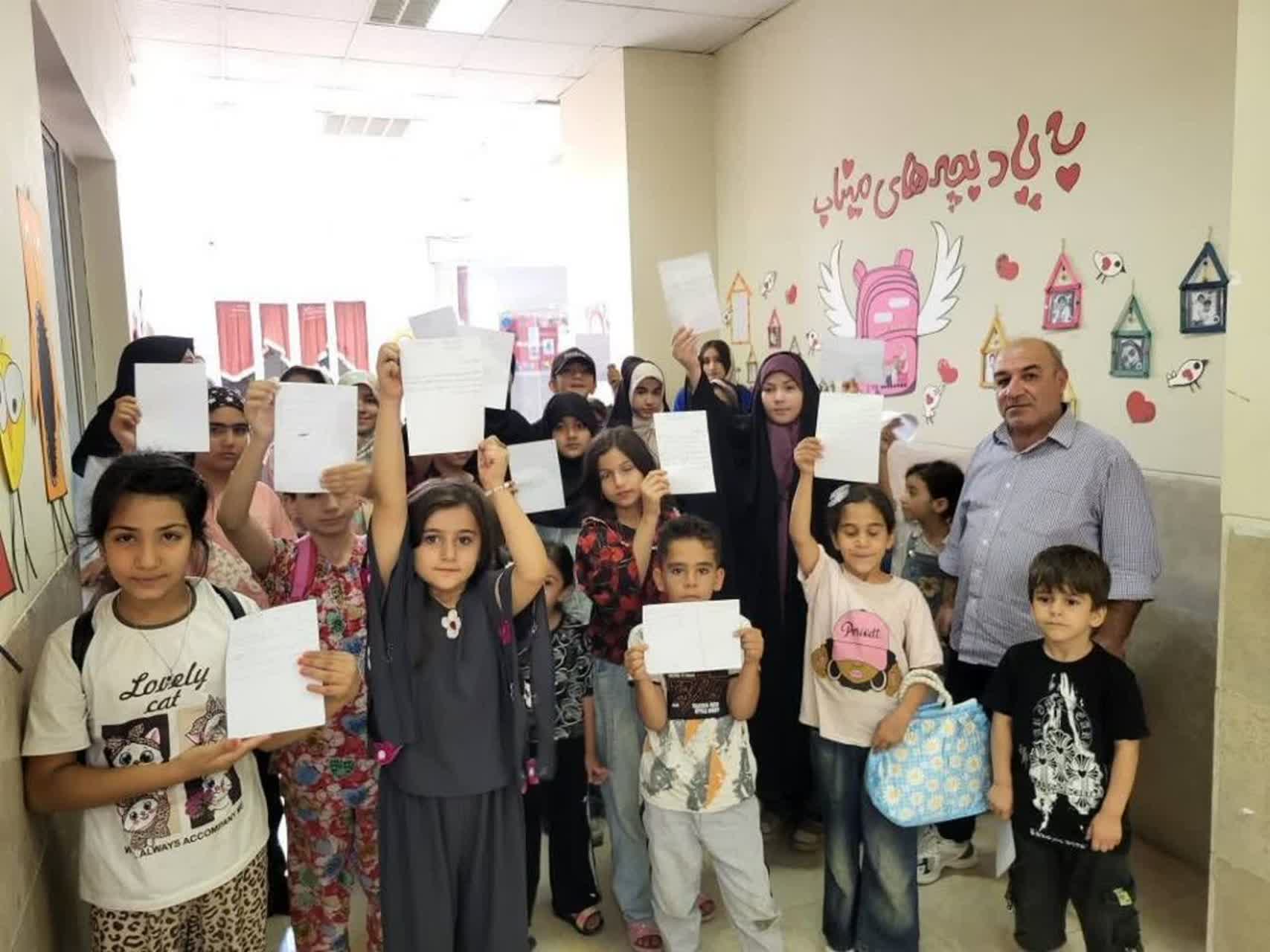 اعضای مرکز شماره 11 کانون کرمانشاه به یاد شهدای میناب «نامههایی از آسمان» نوشتند