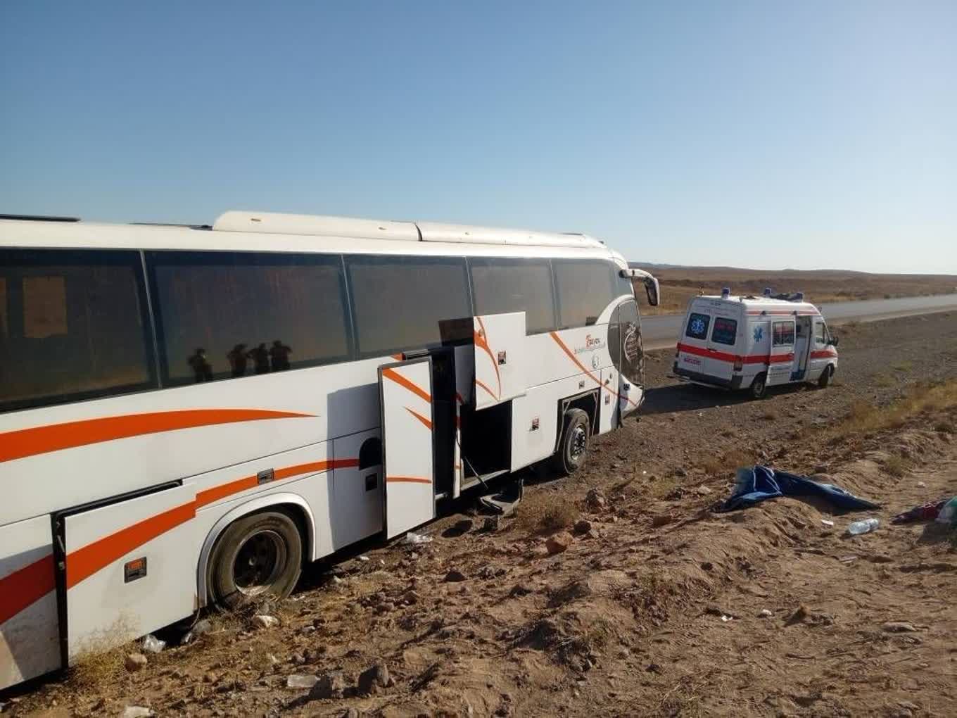 امدادرسانی به 29 مصدوم حادثه واژگونی اتوبوس در محور سبزوار-نیشابور