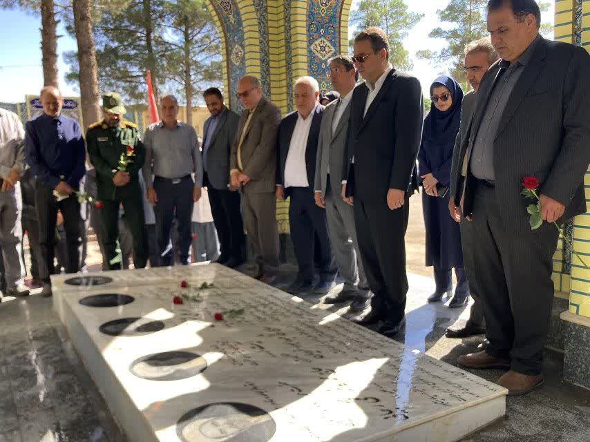 غبارروبی و گلافشانی گلزار شهدای نیشابور