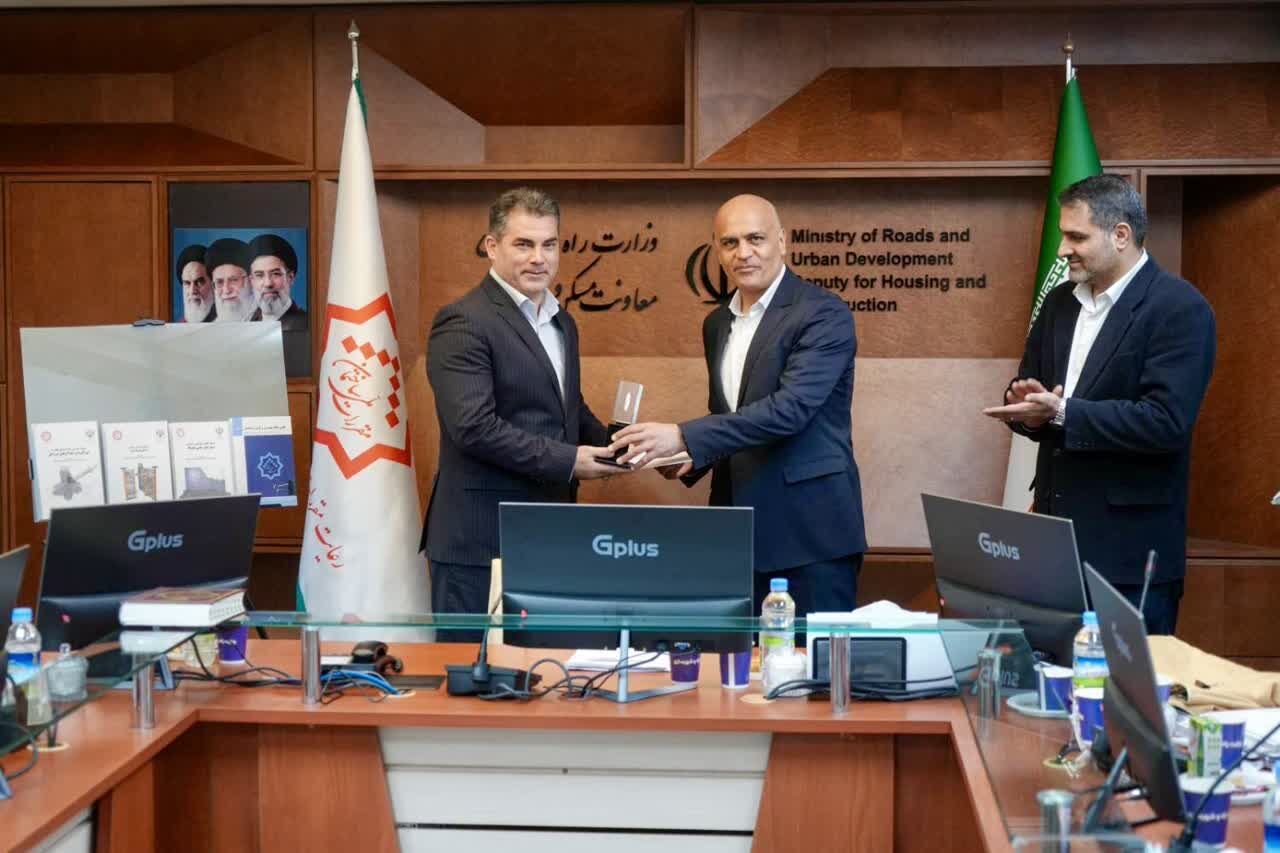 قدردانی از اداره کل راه و شهرسازی آذربایجان شرقی در مراسم معرفی استان های برتر حوزه نظارت عالی و کنترل مقررات ملی ساختمان