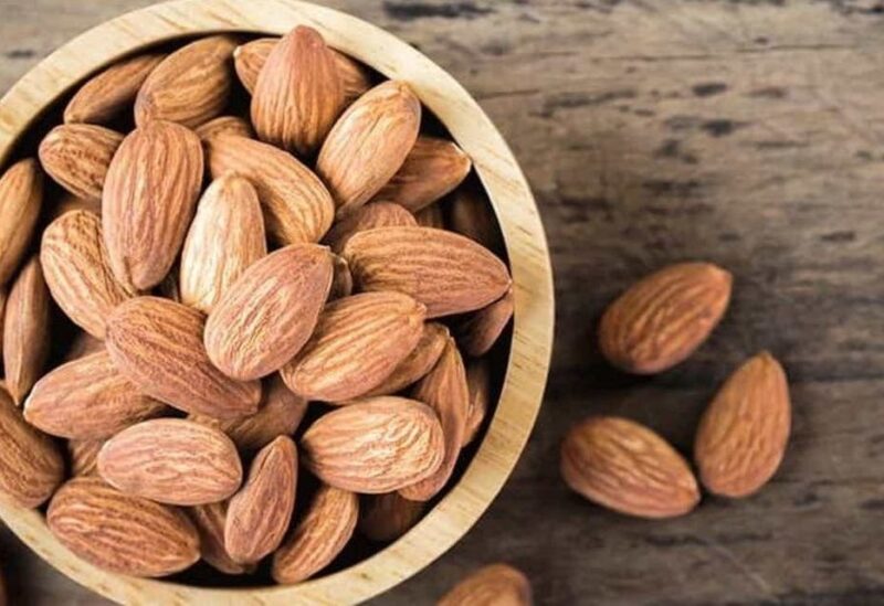مقایسه فیبر و خواص تغذیه‌ای تمشک سرخ و بادام؛ کدام برای شما مناسب‌تر است؟