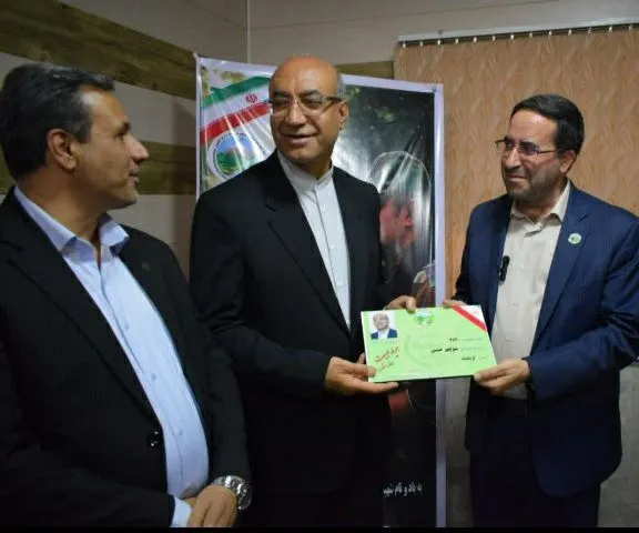 رئیس سازمان منابع طبیعی و آبخیزداری کشور، کارت همیار طبیعت را به استاندار کرمانشاه اهدا کرد