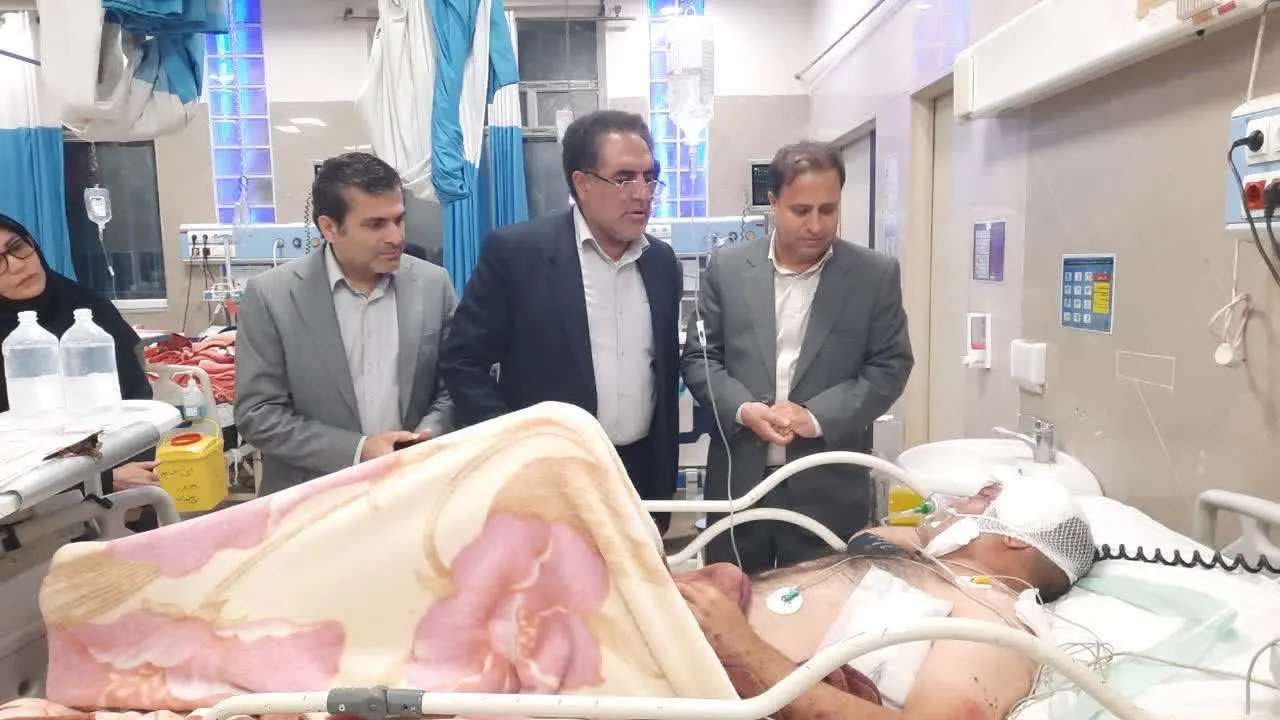 عیادت هیئت اعزامی استانداری کرمانشاه از مصدومان سانحه واژگونی اتوبوس در بیمارستان ساوه