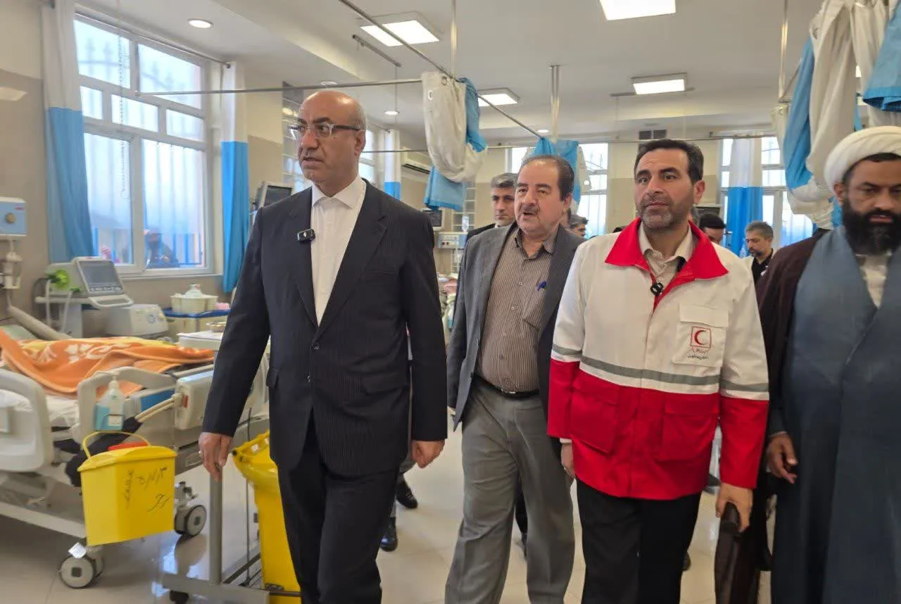 با حضور در استان مرکزی؛ استاندار کرمانشاه از مجروحان حادثه واژگونی اتوبوس در ساوه عیادت کرد