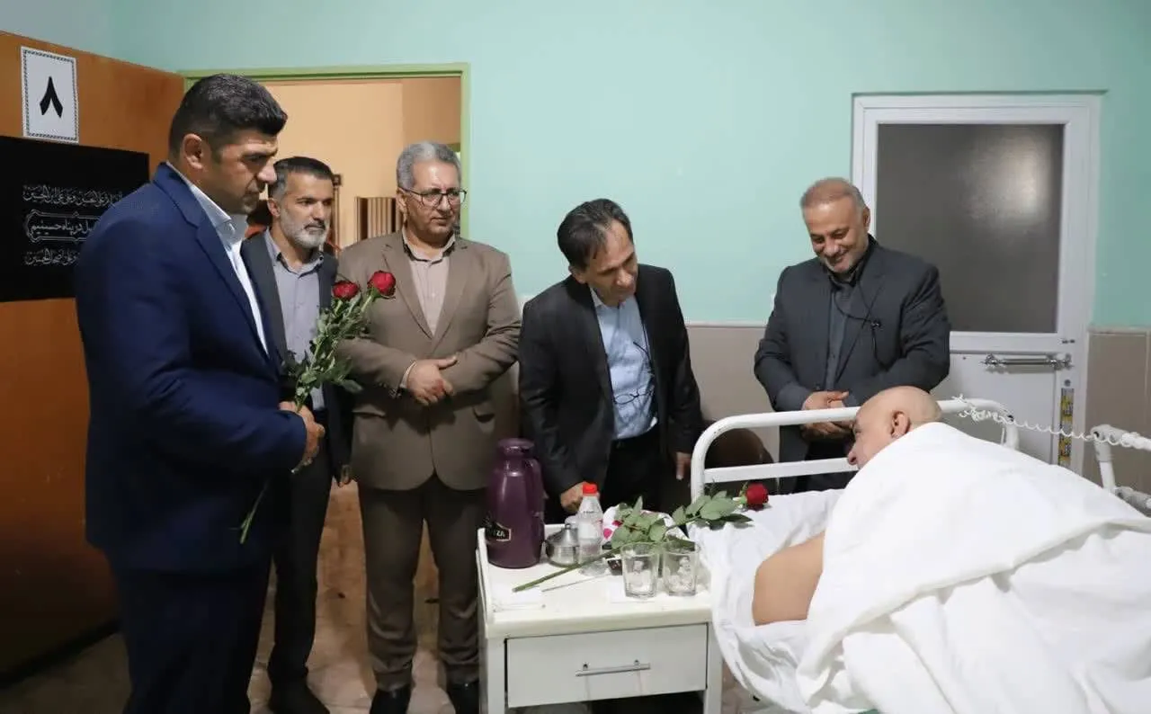 درکنار یادگاران ایثار؛ دیدارمدیرعامل شركت شهرك‌های صنعتی مازندران با جانبازان