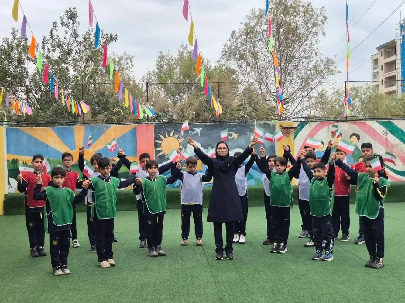 پویش عکاسی «من و پرچم کشورم» به مناسبت هفته دفاع مقدس در دبستان مهروماه نوشهر برگزارشد