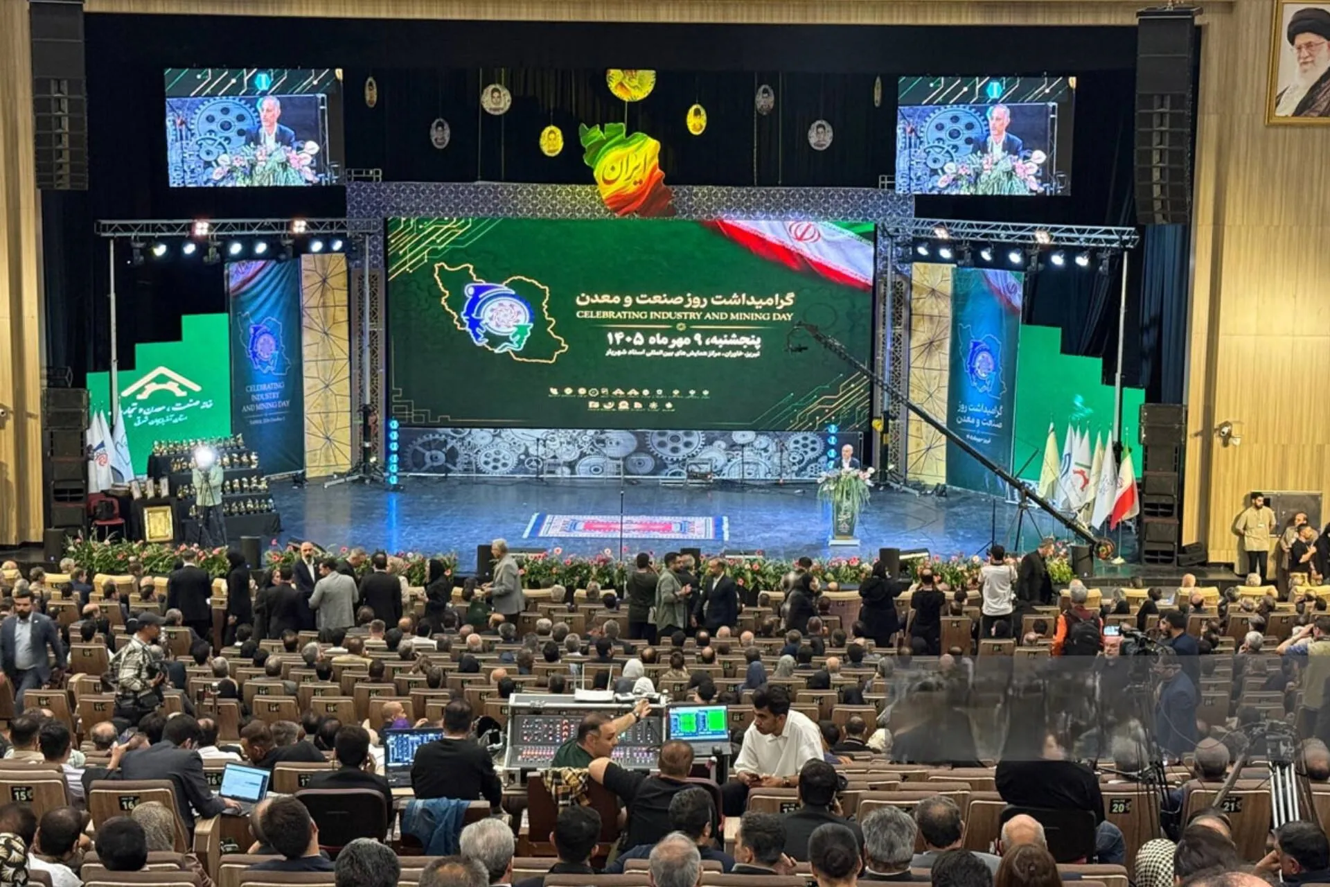 تجلیل از واحدهای نمونه صنعتی و معدنی استان در همایش روز صنعت، معدن و تجارت آذربایجان‌شرقی