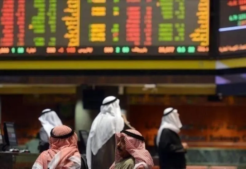 وأظهرت بیانات أضعف من المتوقع للوظائف فی الولایات المتحدة، إلى جانب تعدیلات كبیرة بالخفض فی أعداد الوظائف، تراجع احتمالات رفع مجلس الاحتیاطی الاتحادی أسعار الفائدة هذا الشهر إلى أقل من 20%، مقارنة مع 64% سابقاً، بینما لا یزال المتعاملون یتوقعون تحركاً فی دیسمبر.  وتحذو معظم دول الخلیج حذو السیاسة النقدیة الأمیركیة، نظراً لارتباط عملاتها بالدولار.  وأظهرت بیانات الشحن أن صادرات النفط الخام من الشرق الأوسط تجاوزت مستویات ما قبل اندلاع الحرب بین الولایات المتحدة وإیران خلال أربعة أیام فی أواخر سبتمبر، رغم استمرار الهجمات على السفن فی مضیق هرمز. كما ساهم السحب من المخزونات النفطیة لدول مجموعة السبع فی زیادة الإمدادات.  وفی الأسواق، ارتفع مؤشر دبی 0.1%، مدعوماً بصعود سهم هیئة كهرباء ومیاه دبی 3.8%، فیما زاد مؤشر أبوظبی 0.4%. وأظهر مسح للأعمال نمو القطاع الخاص غیر النفطی فی الإمارات بقوة خلال سبتمبر، مع ارتفاع أسعار البیع بأسرع وتیرة فی أكثر من 15 عاماً.  وصعد مؤشر قطر 1.1%، بدعم من ارتفاع سهم بنك قطر الوطنی 1.2%. وقال محلل الأسواق فی «إكس.تی.بی مینا» میلاد عزار إن معظم بورصات دول مجلس التعاون ظلت متماسكة رغم الضبابیة الجیوسیاسیة وتوقف المفاوضات بین الولایات المتحدة وإیران، مشیراً إلى أن اضطرابات الشحن فی مضیق هرمز لا تزال تضغط على معنویات المستثمرین، فی حین تدعم قوة الاقتصادات المحلیة الأسواق.  وفی المقابل، تراجع مؤشر السعودیة 0.3%، متأثراً بانخفاض سهم مصرف الراجحی 1.5%. وارتفع سهم أرامكو 0.6% رغم التوترات الإقلیمیة وإعلان الحوثیین استهداف مواقع للشركة فی الریاض وخریص.  كما تراجع مؤشر البحرین 0.2% والكویت 0.6%، بینما ارتفع مؤشر سلطنة عمان 0.7%.  وخارج الخلیج، انخفض المؤشر الرئیسی للأسهم القیادیة فی مصر 0.7%، مع تراجع سهم البنك التجاری الدولی 0.7%. وأظهر مسح انكماش القطاع الخاص غیر النفطی فی مصر بوتیرة أسرع خلال سبتمبر، مع انخفاض الإنتاج والطلبات الجدیدة وسط التضخم والاضطرابات الجیوسیاسیة.  المصدر :رویترز بازارهای سهام خلیج فارس با کاهش نگرانی‌ها بیشتر صعودی بسته شدند