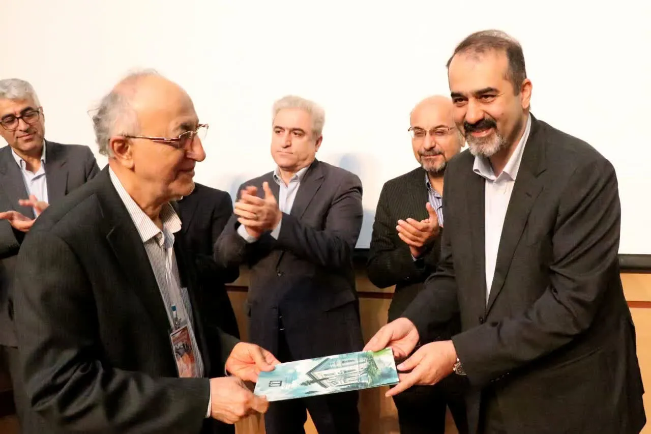 افتخار بابل به مفاخر علمی خود؛ گواهی استاد ممتازی به دکتر زاهدپاشا اهدا شد