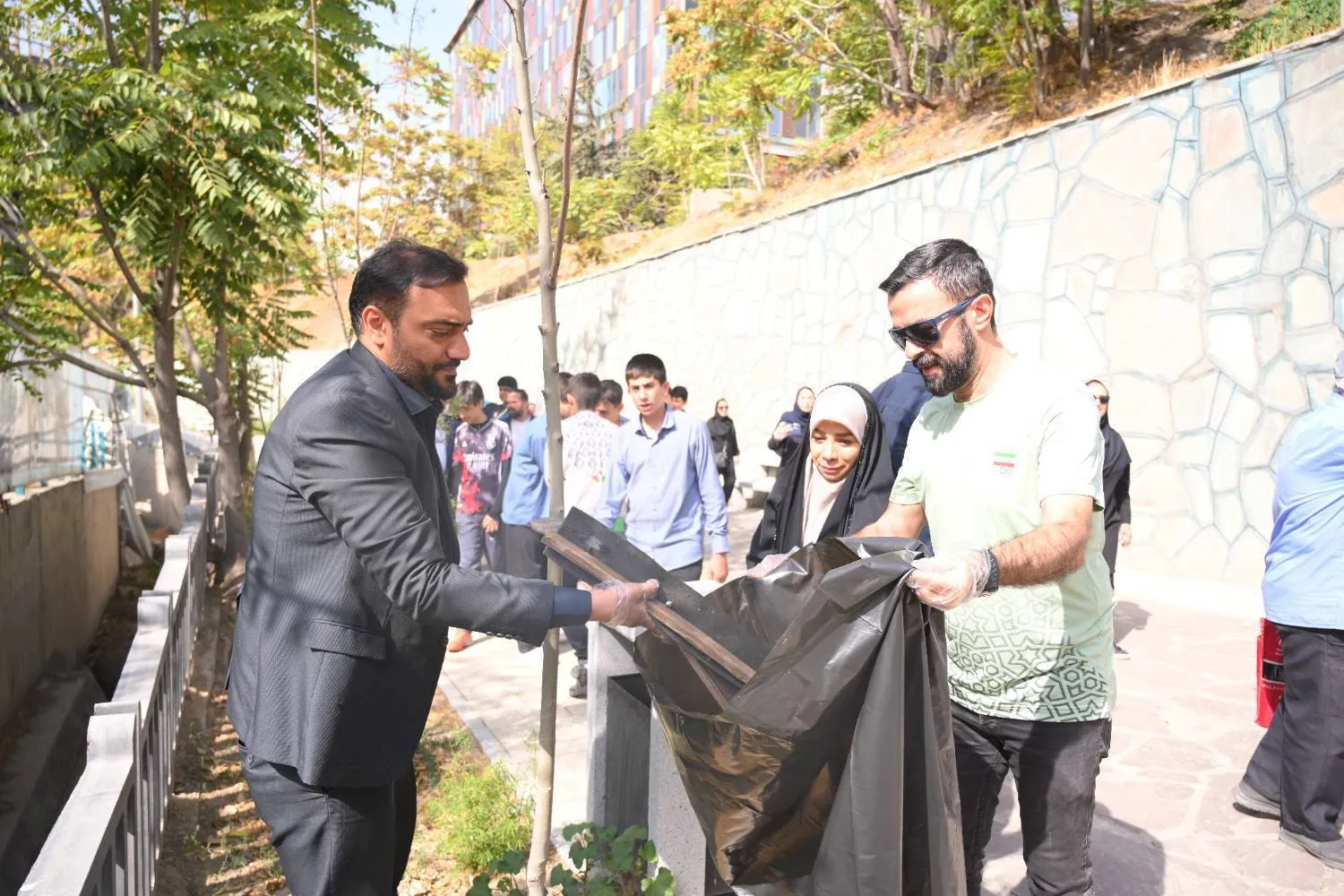 پاکسازی خرگوشدره با هدف ترویج فرهنگ حفاظت از محیط زیست در هفته تهران
